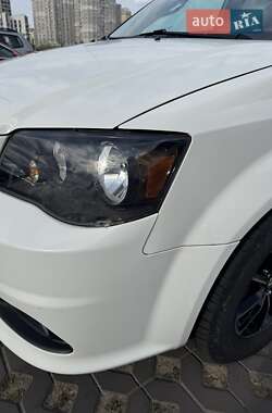 Минивэн Dodge Grand Caravan 2017 в 