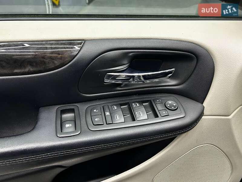 Мінівен Dodge Grand Caravan 2017 в Чернівцях