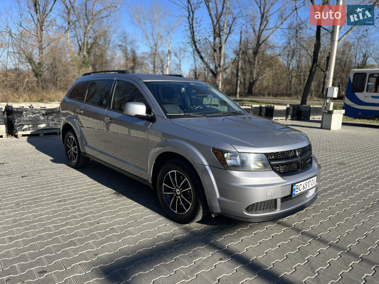 Dodge Journey 2018 року випуску (по факту 2019) з пробігом 123 тис.км. Мотор 2.4 газ/бензин, коробка автомат. Перший власник (по документах другий). Авто в гарному стані. Було незначне пошкодження з США по задній частині та ліва дверка водія при транспортуванні в Україну (по він-коду можете переконатися самостійно). Замінено масло та фільтра, вкладень не потребує. Серед опцій: безключовий доступ, блутуз, кнопка запуску двигуна, кондиціонер, камера заднього ходу, заводське тонування вікон, мультируль та ін. Додатково додаю комплект зимової резини.