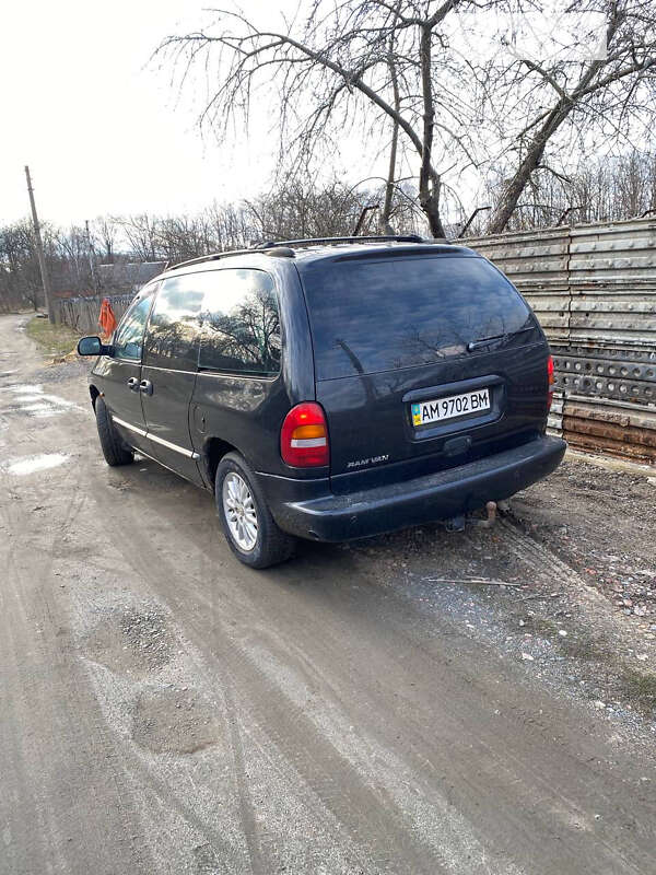 Минивэн Dodge Ram Van 1999 в Покровске