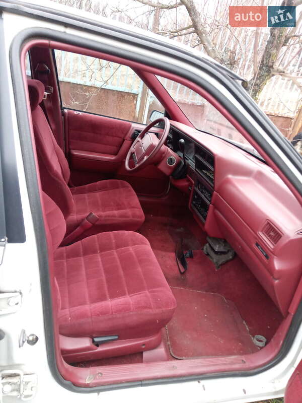 Седан Dodge Spirit 1993 в Богуславе