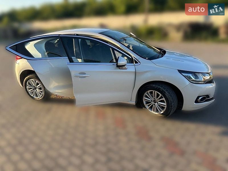 Хетчбек DS 4 2016 в Городку