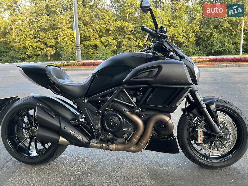 Мотоцикл Круизер Ducati Diavel 1200 Carbon 2015 в Харькове фото Мотоцикл Круизер Ducati Diavel 1200 Carbon 2015 в Харькове