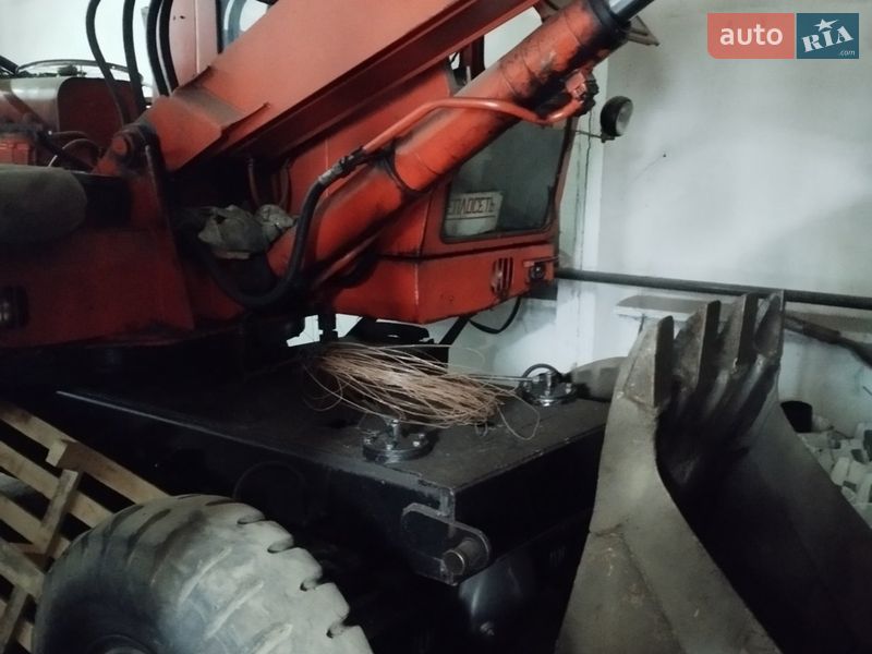 Экскаватор погрузчик ЭО 3323 1994 в Кременчуге