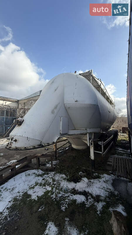 Цистерна полуприцеп Feldbinder EUT 1980 в Измаиле