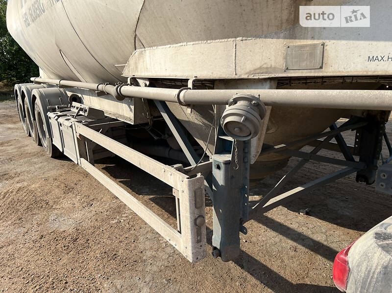 Цистерна напівпричіп Feldbinder FFB 2001 в Дніпрі