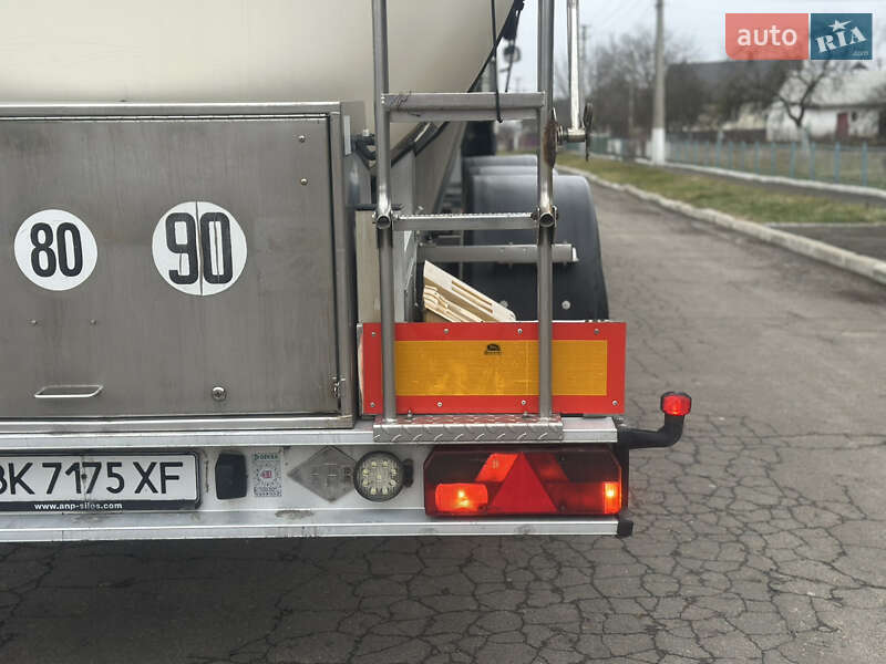 Цистерна напівпричіп Feldbinder TSA 2004 в Дубні