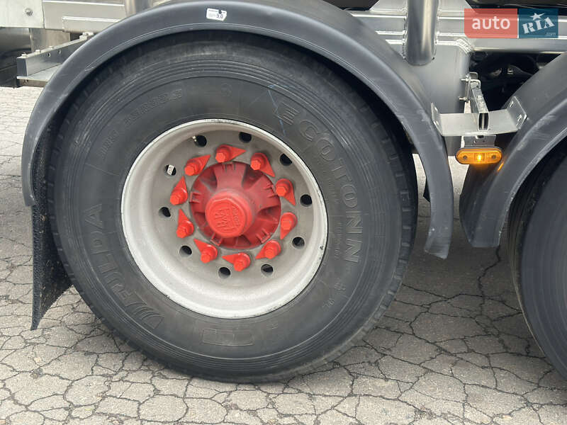 Цистерна напівпричіп Feldbinder TSA 2004 в Дубні