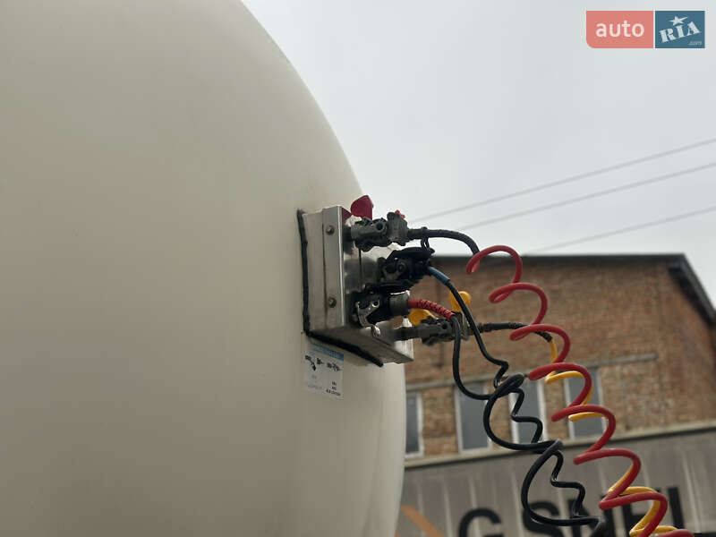 Цистерна напівпричіп Feldbinder TSA 2004 в Дубні