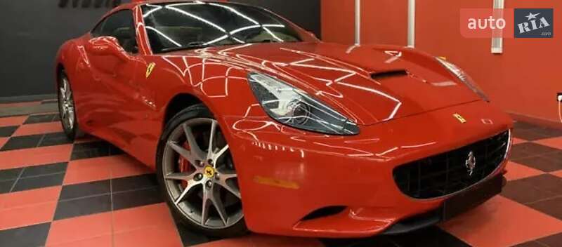Кабриолет Ferrari California 2010 в Киеве