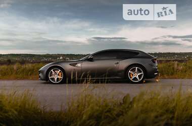 Хетчбек Ferrari FF 2013 в 