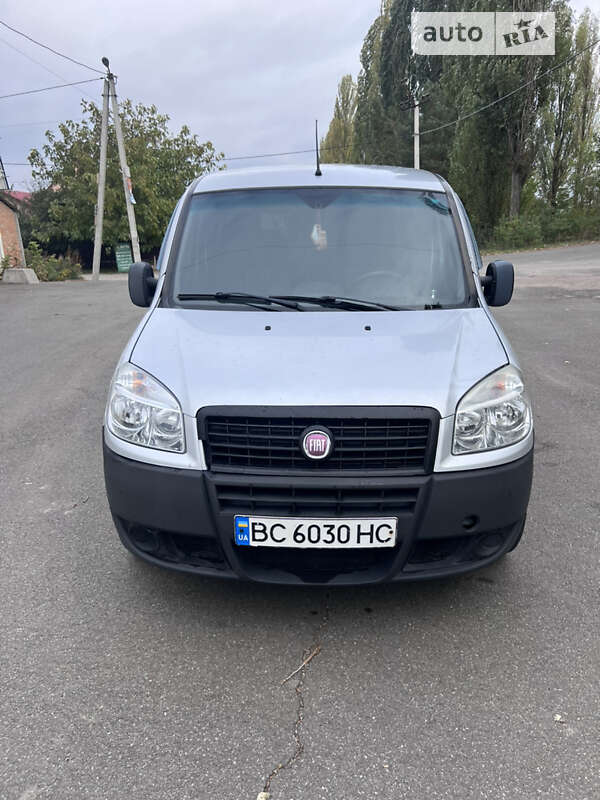 Вантажний фургон Fiat Doblo 2011 в Києві