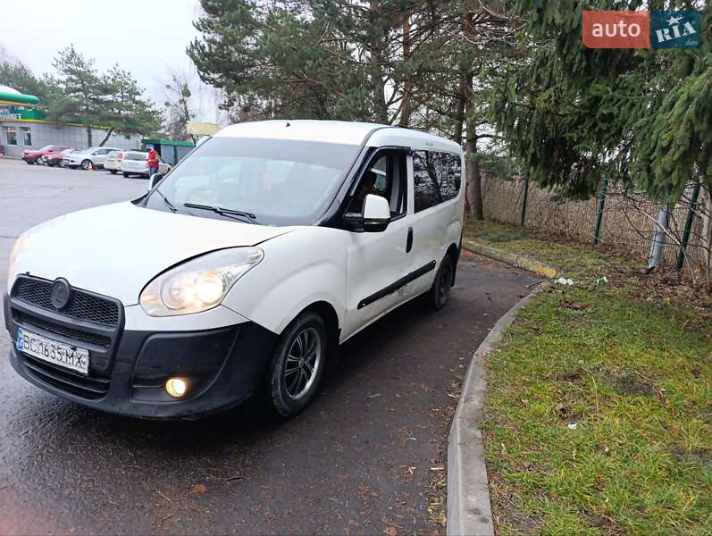 Вантажопасажирський фургон Fiat Doblo 2012 в Львові