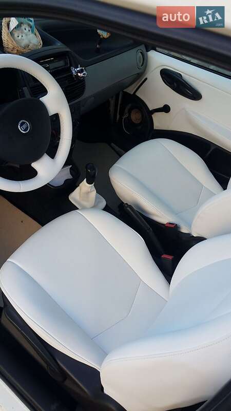 Хэтчбек Fiat Punto 2002 в Львове