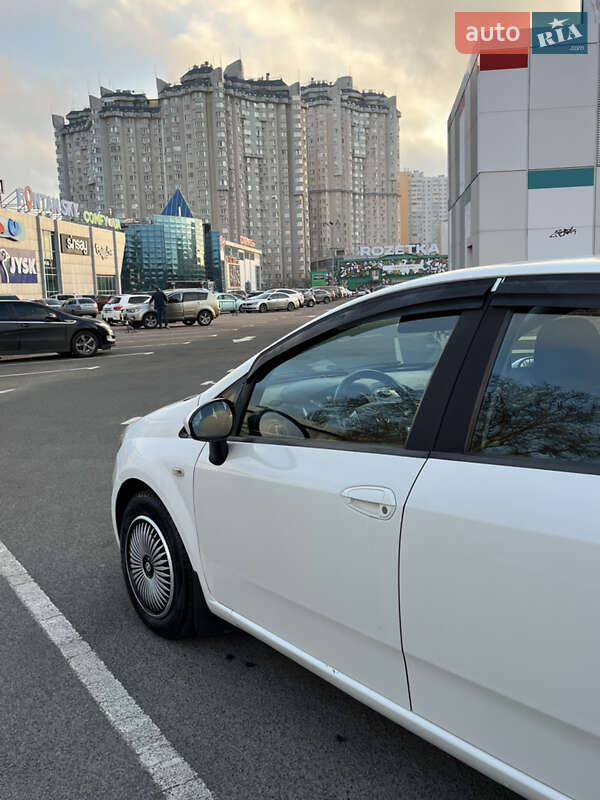 Хэтчбек Fiat Punto 2011 в Киеве