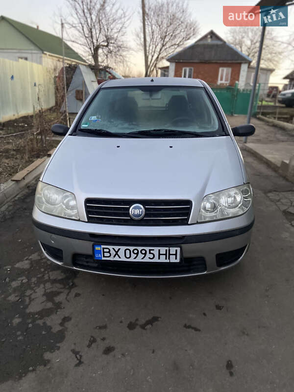 Хэтчбек Fiat Punto 2004 в 