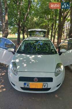 Хэтчбек Fiat Punto 2011 в 