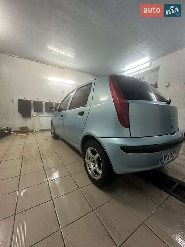 Хэтчбек Fiat Punto 2002 в Великом Березном