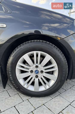 Хэтчбек Fiat Punto 2011 в 