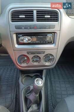 Хэтчбек Fiat Punto 2012 в 