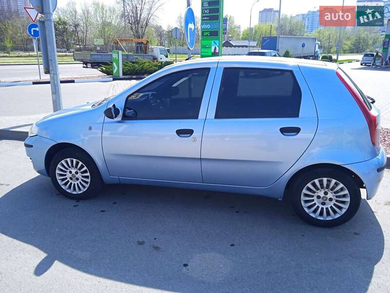 Хэтчбек Fiat Punto 2011 в 