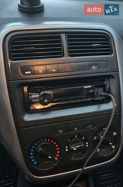 Хэтчбек Fiat Punto 2010 в 