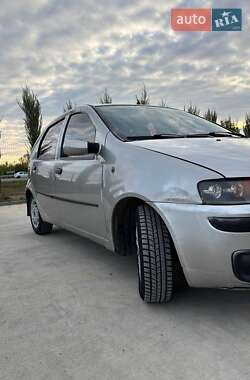 Хетчбек Fiat Punto 2003 в 