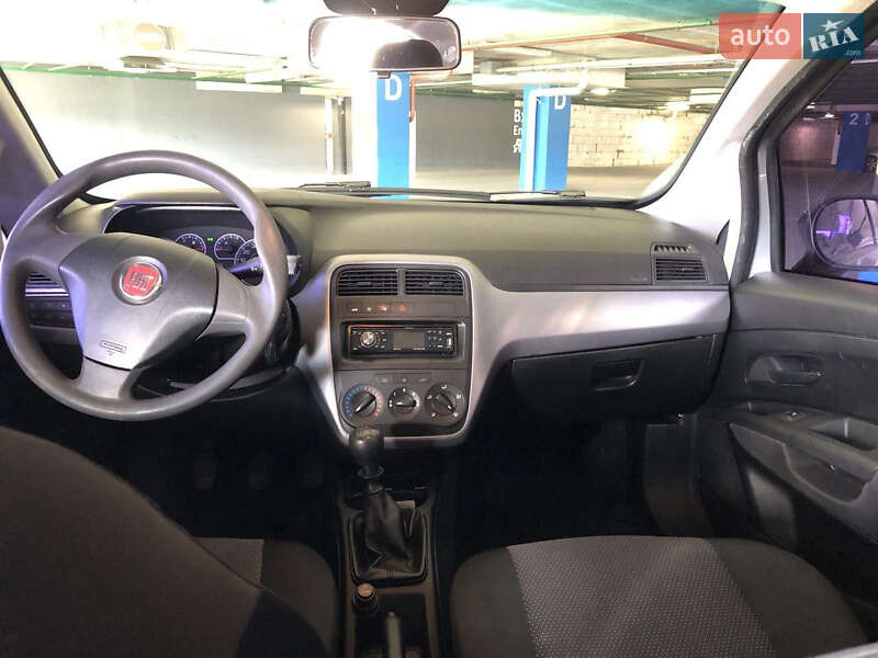 Хетчбек Fiat Punto 2010 в Синельниковому