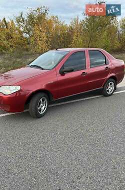 Седан Fiat Siena 2005 в  Седан Fiat Siena 2005 в