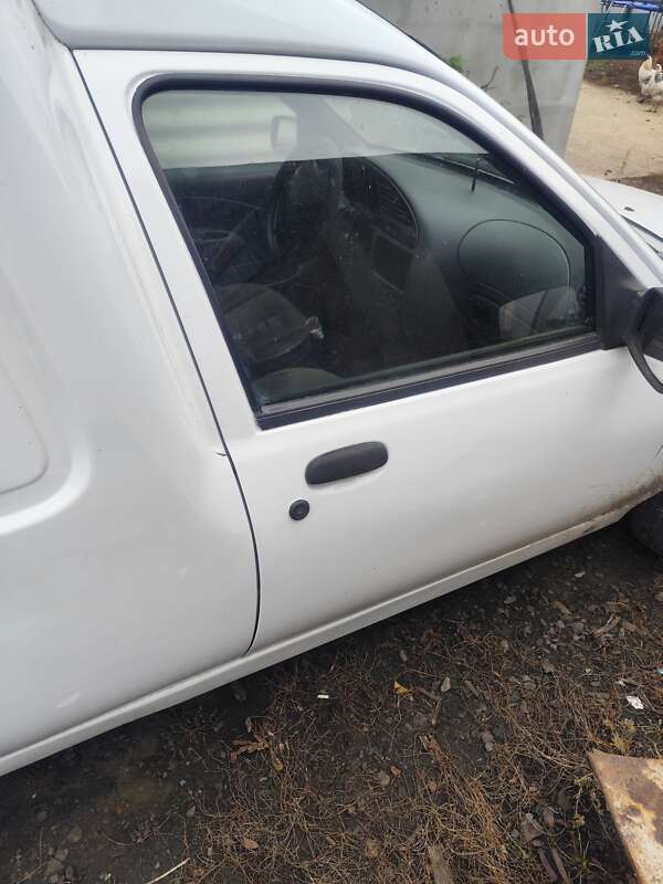 Грузовой фургон Ford Courier 1998 в Кельменцах