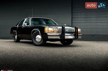 Седан Ford Crown Victoria 1988 в Львове