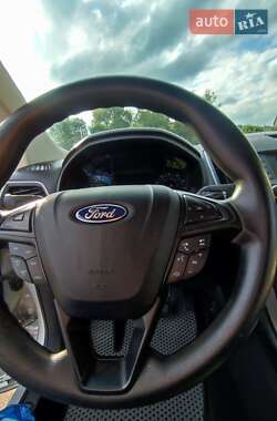 Внедорожник / Кроссовер Ford Edge 2016 в 