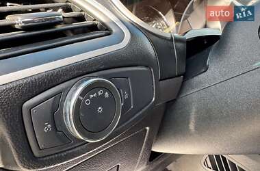 Позашляховик / Кросовер Ford Edge 2015 в 