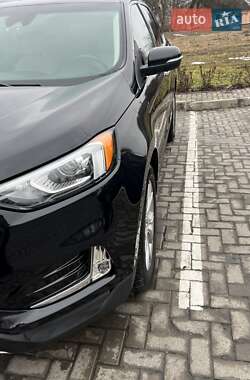 Позашляховик / Кросовер Ford Edge 2019 в 