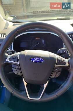 Позашляховик / Кросовер Ford Edge 2019 в 