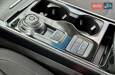 Позашляховик / Кросовер Ford Edge 2019 в 