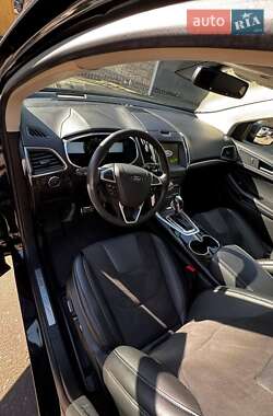 Позашляховик / Кросовер Ford Edge 2018 в 