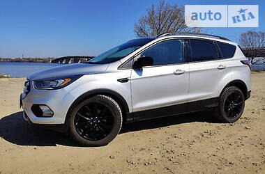 Позашляховик / Кросовер Ford Escape 2016 в 