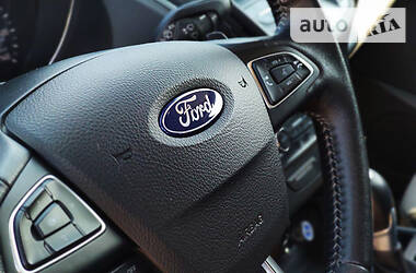 Позашляховик / Кросовер Ford Escape 2016 в 