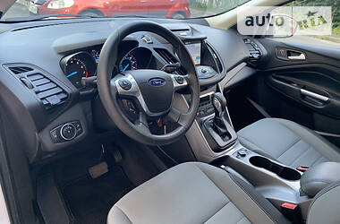 Позашляховик / Кросовер Ford Escape 2015 в 