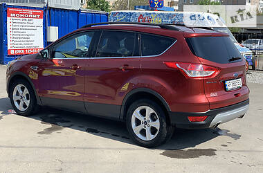Позашляховик / Кросовер Ford Escape 2015 в 