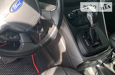 Позашляховик / Кросовер Ford Escape 2015 в 