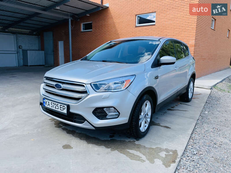 Позашляховик / Кросовер Ford Escape 2017 в Ромнах