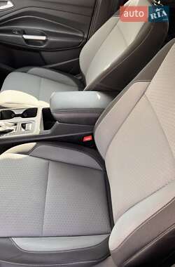 Внедорожник / Кроссовер Ford Escape 2017 в 