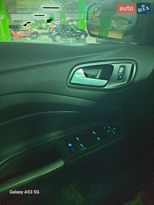 Внедорожник / Кроссовер Ford Escape 2017 в Пустомытах