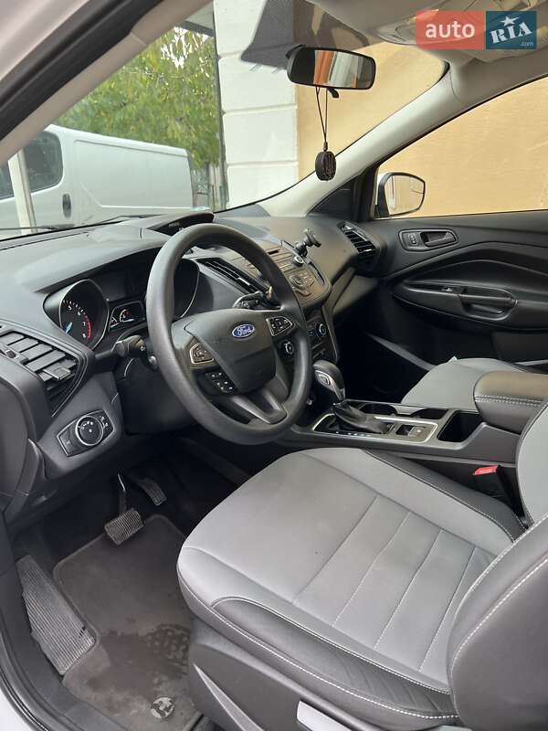 Внедорожник / Кроссовер Ford Escape 2017 в Могилев-Подольске