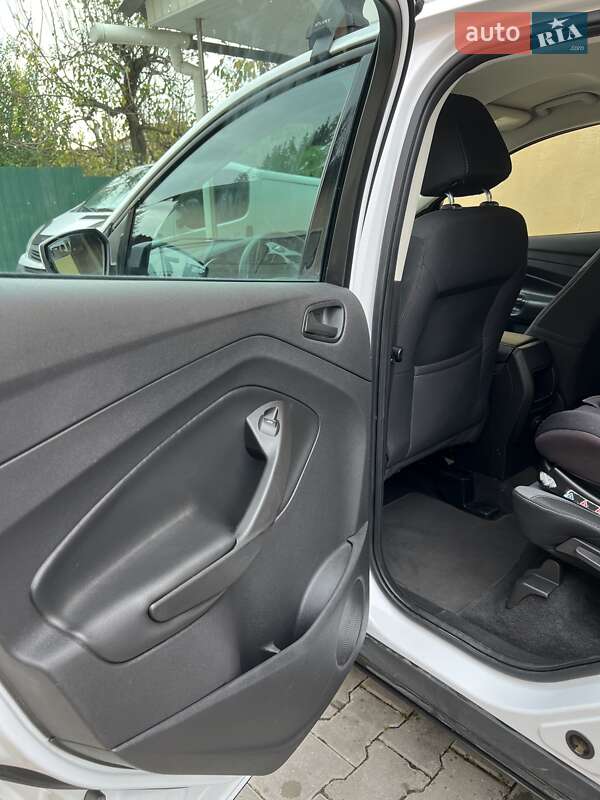 Внедорожник / Кроссовер Ford Escape 2017 в Могилев-Подольске