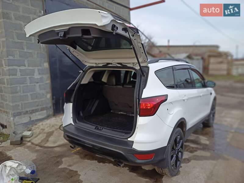 Внедорожник / Кроссовер Ford Escape 2018 в Черкассах