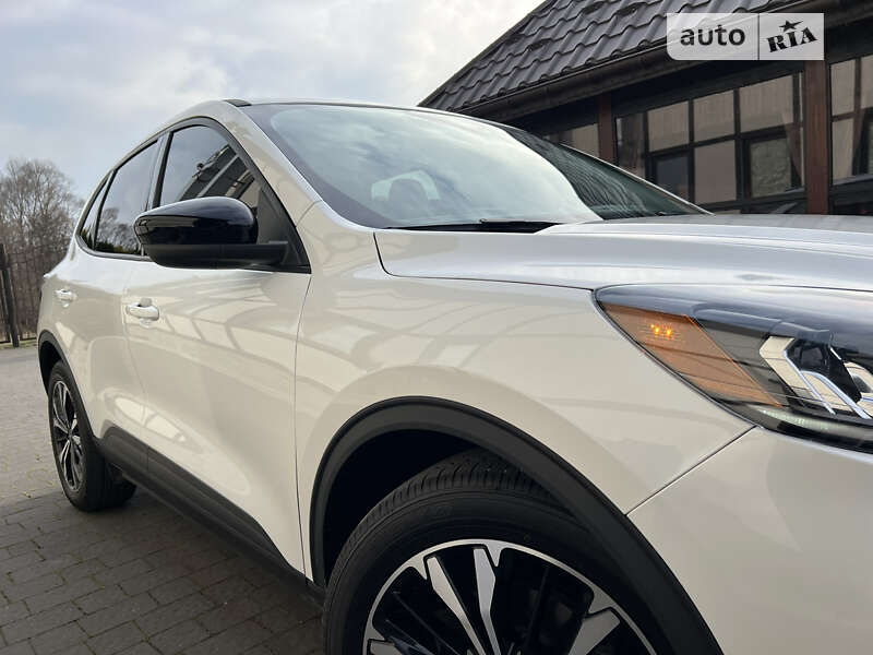 Внедорожник / Кроссовер Ford Escape 2021 в Стрые