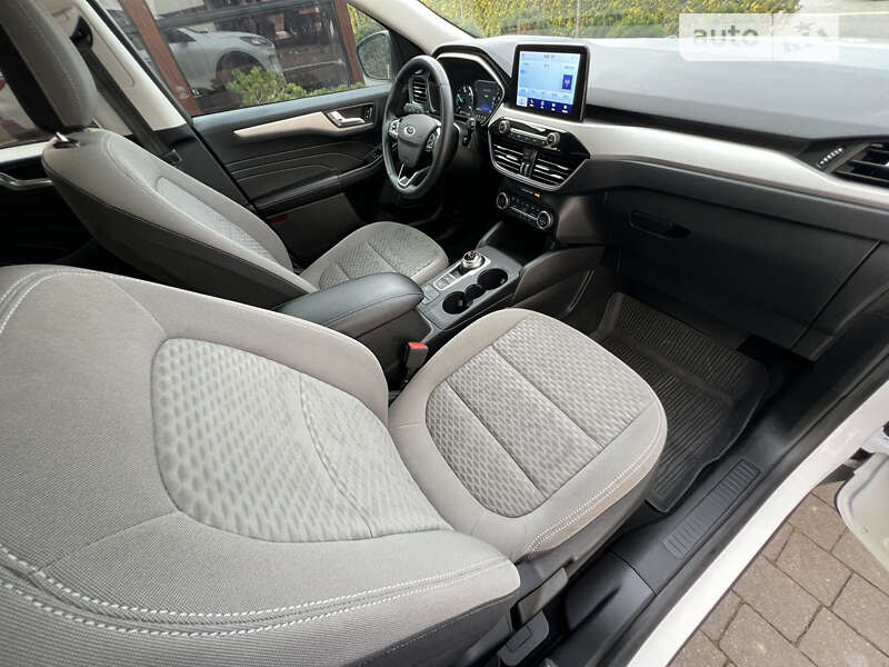 Внедорожник / Кроссовер Ford Escape 2021 в Стрые